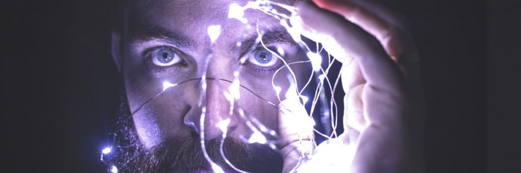 אדם עם תאורה