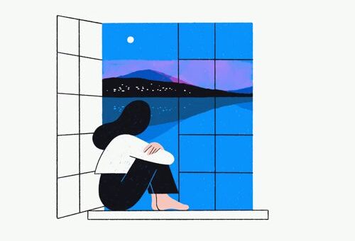 אישה יושבת לבדה על אדן חלון בלילה, מחבקת את ברכיה, ומתבוננת בנוף של הרים ואגם תחת אור ירח מלא. האווירה שקטה, אינטימית ומעוררת הרהורים.